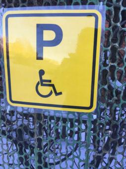 Выделена стоянка для автотранспортных средств инвалидов, установлен соответствующий знак